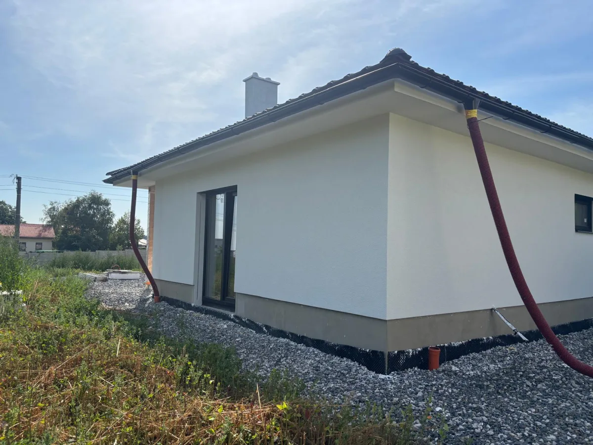 Bungalov s dočasným odvodněním a štěrkovým ložiskem