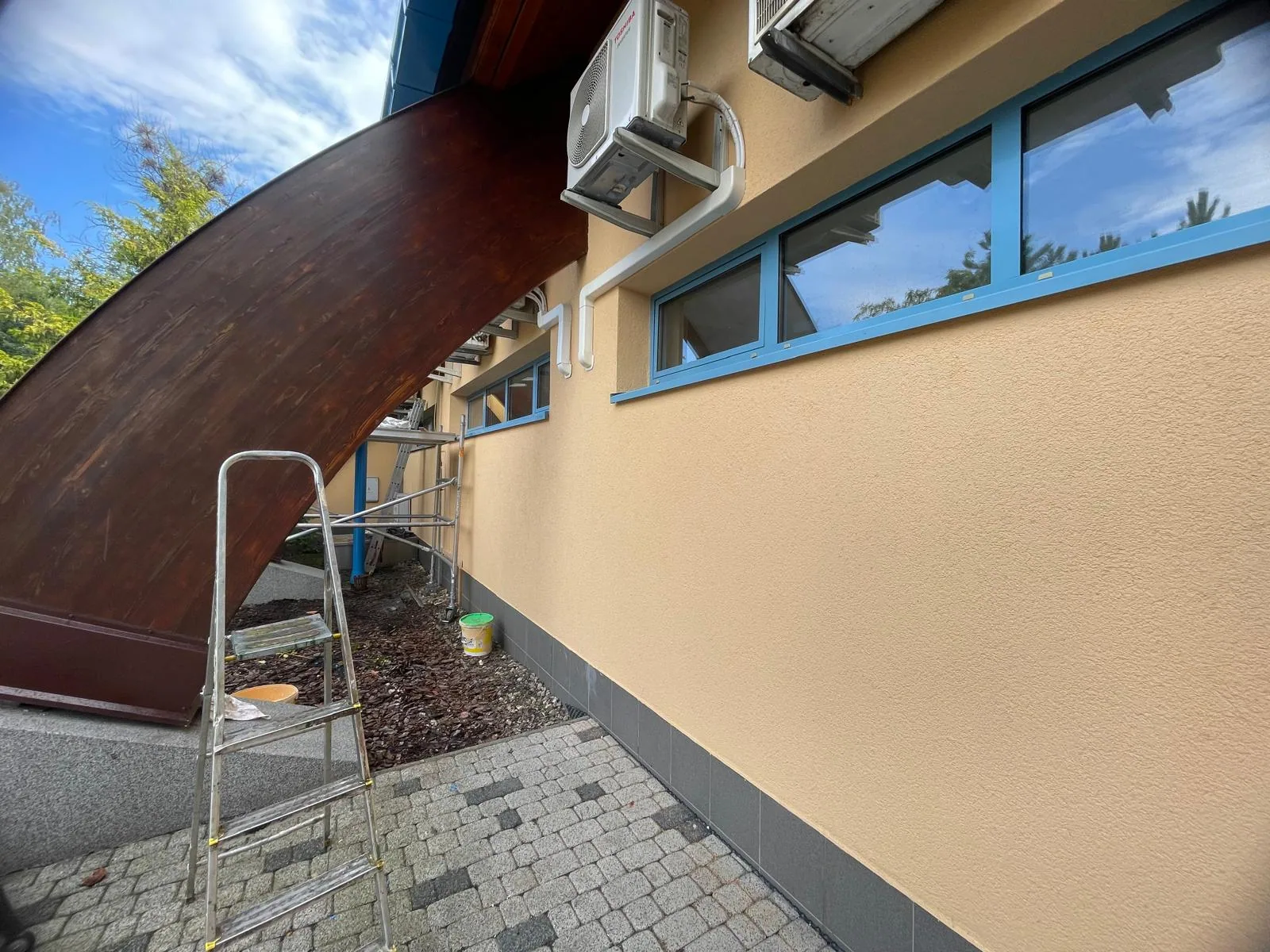 Fasáda objektu po vyčištění a novém nátěru