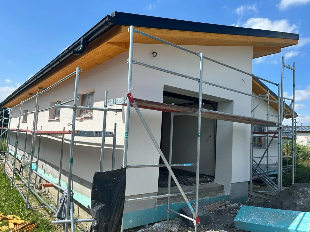 Novostavba bungalovu v lešení během dokončování fasády