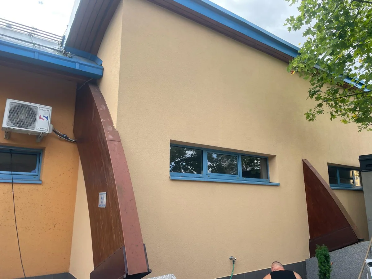 Fasáda po vyčištění a novém nátěru