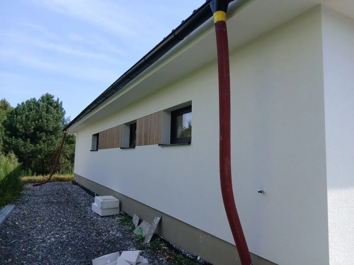 Fasáda domu s kombinací omítky a dřevěného obkladu