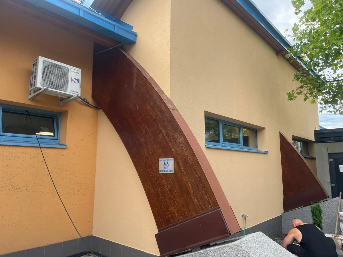 Detail obloukové části fasády po nátěru