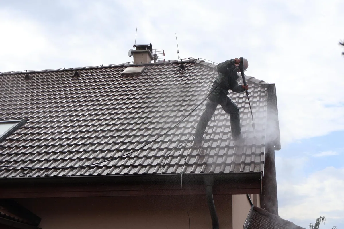 Čištění taškové střechy vysokotlakým čističem