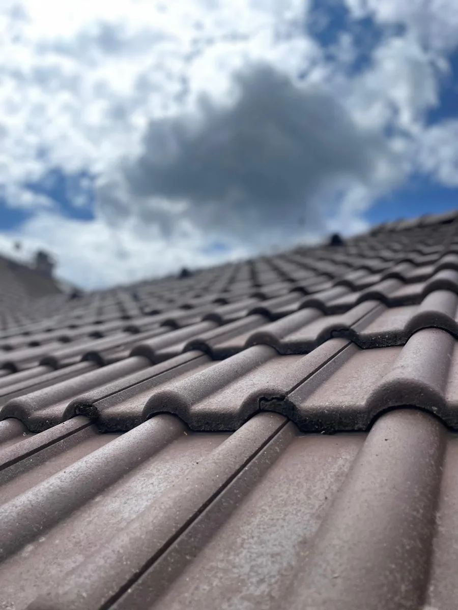 Detail nové taškové střešní krytiny
