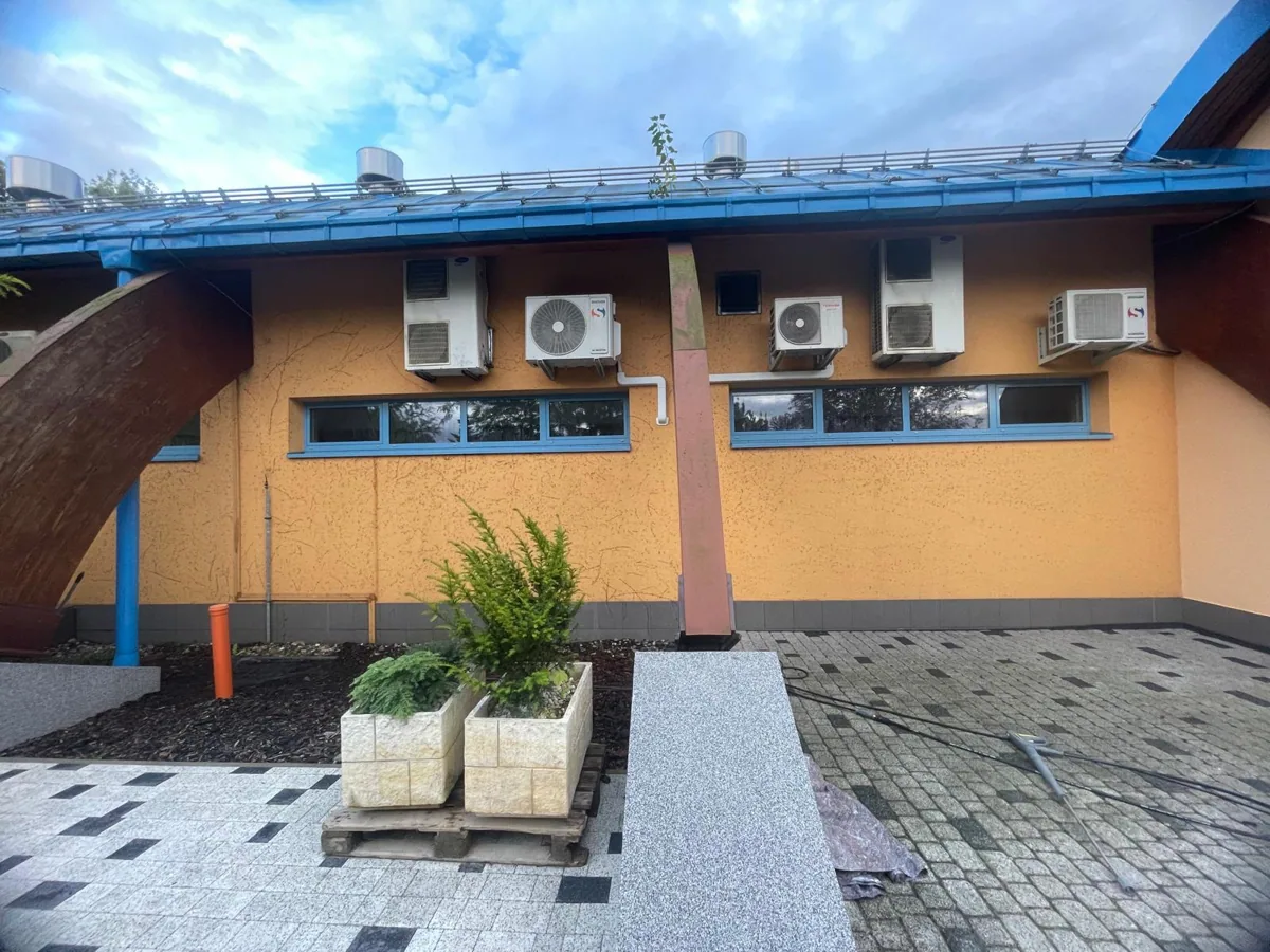 Dokončená fasáda objektu s okrovým nátěrem