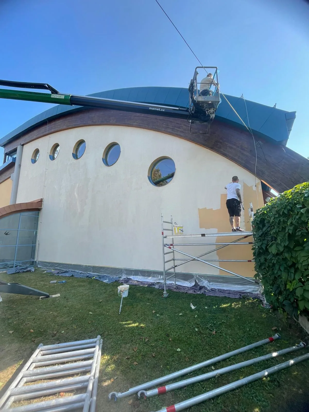 Průběh čištění a nátěru fasády rozlehlého objektu